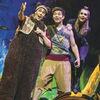 Die Schauspieler des Musicals beim spielen auf der Bühne.