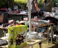 Zu sehen sind zu verkaufende Produkte des Flohmarkt im Stadtteilzentrum Ost