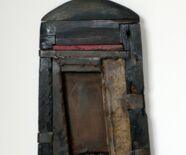 Schwarzes Tor mit Rot, 1991, Holz, Eisen, 51 x 33 cm. Foto: Künstlerin