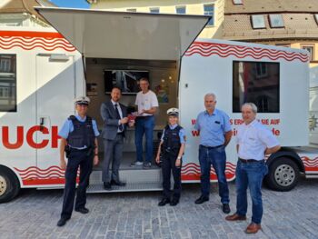 Zu sehen ist das K-Einbruchmobil mit Erstem Bürgermeister Christian Baron