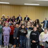 Zu sehen sind die Schülerinnen und Schüler der Grundschule Hardt beim Besuch im Landtag bei der Landtagspräsidentin Muhterem Aras