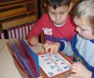 Kinder arbeiten mit den Anlautkasten, erstes Lesen mit dem Lesetunnel