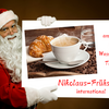 Zu sehen ist ein Weihnachtsmann, der ein Schild mit den wichtigen Informationen zum Nikolaus-Frühstück in der Hand hält