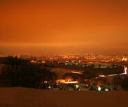 Ortsansicht auf Weiler im Winter bei Nacht