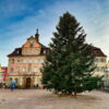 Zu sehen ist der aufgestellte Weihnachtsbaum auf dem oberen Marktplatz