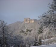 Blick auf die Burgruine von außen im Winter