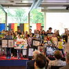 Zu sehen sind die Schüler der Mozartschule mit gezeichneten Bildern in der Hand