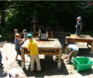 Außenbereich des Zentrums mit spielenden Kindern