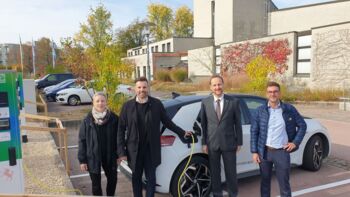 Auf dem Bild zu sehen ist die neue E-Ladesäulen am Congress Centrum Stadtgarten und die Mitwirkenden Frau Tamm, Herr EBM Baron, Herr König und Herr Grill