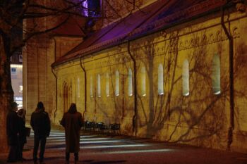 Johanniskirche beleuchtet zur Weihnachtszeit