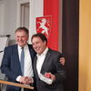 Zu sehen sind Gerhard Hackner und Oberbürgermeister Richard Arnold bei der Verabschiedung