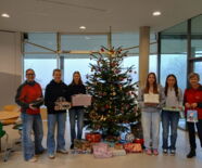 Zu sehen sind die Spenderinnen und Spender am Wunschbaum in Lorch