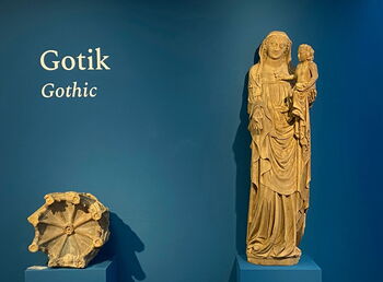 Gotik-Saal: Madonna und Baldachin aus dem Heiligkreuzmünster, um 1350, Sandstein. Foto: Museum im Prediger, Joachim Haller