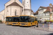3 goldene Setra-Busse vor der Johanniskirche auf dem Gmünder Marktplatz