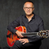Ein Mann mit einer Gitarre.