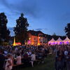 Der Stadtgarten beleuchtet bei Dämmerung.