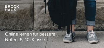 Die Abbildung zeigt die Füße einer Schülerin oder eines Schülers mit Tennisschuhen und Schultasche vor einer Steinwand