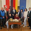 Zu sehen sind erfolgreichen Turner, Eltern, Trainer, Sporverband und Oberbürgermeister Richard Arnold beim Empfang im Rathaus