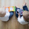 Zwei Kleinkinder mit Bilderbüchern
