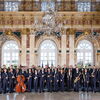 Ein Gruppenfoto des Orchesters.