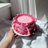 Eine kleine Torte in pink.