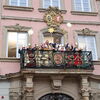Zu sehen sind die Sternsinger mit Oberbürgermeister Richard Arnold und Erstem Bürgermeister Christian Baron auf dem Rathausbalkon