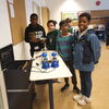 Zu sehen sind vier Schüler beim experimentieren mit Wasserstoff.