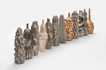 Ute Kathrin Beck, Stuttgart, Staatspreis: 12 Apostel, Schamottiertes Steinzeug, Platin, Gold. Foto: Fank Kleinbach