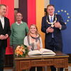 Zu sehen ist die Weldmeisterin im Pole-Sport beim Eintrag ins Silberne Sport-Buch im Gmünder Rathaus