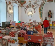 Zu sehen sind die gespendeten Geschenke die auf ihre neuen Besitzer warten.