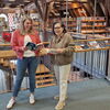 Zu sehen ist Daniela Geiger, Stadtbibliotheksleiterin und Brigitte Häussermann