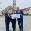 Erste Vorsitzende Susanne Wiker übergibt Scheck an Oberbürgermeister Richard Arnold und Festivalintendant Klaus Stemmler