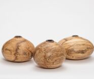 Ullrich Hermann, Holz Afrique – Holzarchitektur, 3 Objekte, Buche gestockt. Foto: Frank Kleinbach