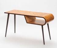 Peter Himmelsbach, Holz Highboard, Alte Kleiderschranktüren, Bettteile in Französischem Nussbaum, Füße: Holz, Metall u. Kunststoff, Griff: Metall. Foto: Frank Kleinbach