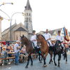 Zu sehen sind drei reitende Metzger auf Pferden auf dem Gmünder Marktplatz