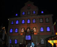 Außenansicht des Rathaus Schwäbisch Gmünd: Als Adventskalender auf dem Weihnachtsmarkt