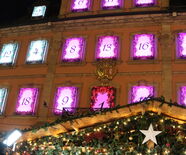 Außenansicht des Rathaus Schwäbisch Gmünd: Als Adventskalender auf dem Weihnachtsmarkt2