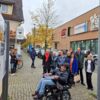 Zu sehen sind Mitglieder des Fördervereins Stauferfries sowie Baubürgermeister Julius Mihm auf der gegenüberliegenen Straßenseite des Stauferfries an der Remsgalerie