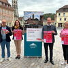 Zu sehen sind die Beteiligten der Kunstausstelun einzigartig auf dem Gmünder Marktplatz