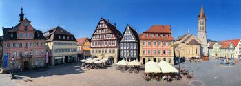 Marktplatz von Schwäbisch Gmünd mit Rathaus, Haus Rettenmayr, Grät und der Johanniskirche