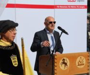 Verkehrsminister Winfried Hermann und ein Fanfarenbläser.