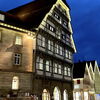 Zu sehen ist die Bibliothek bei Nacht.