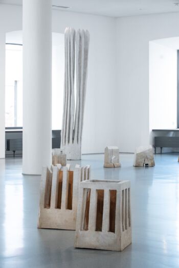 Blick in die Ausstellung »Jo Winter. Was trägt«. © Künstler, Foto: Frank Kleinbach, Stuttgart.
