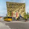 Goldener Setra-Bus vor dem Forum Gold und Silber