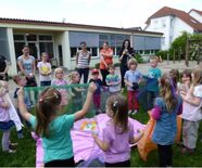 Bild spielender Kinder im Außenbereich des Evangelischen Kindergarten Lindach