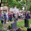 Zu sehen sind alle Interessierten die bei der Friedhofsführung dabei waren