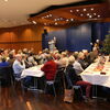 Zu sehen sind die Seniorinnen und Senioren am Tisch sitzend im Congress-Centrum Stadtgarten