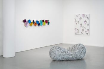 Installationsansicht Galerie im Prediger: Wandobjekte, 14-teilig, 2023 / Tafelobjekt, 2022 / Bodenobjekt, 1996. © VG Bild-Kunst, Bonn 2023. Foto: Frank Kleinbach, Stuttgart.