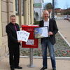 Landesgartenschau-Geschäftsführer Manfred Maile (l.) und Ostalb-Mail-Verkaufsleiter Michael Stanislawski vor dem künftigen Souvenir-Shop. 