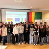 Zu sehen sind die Schülerinnen und Schüler des Parler-Gymnasiums und der Partnerschule aus Fassano mit Oberbürgermeister Richard Arnold.